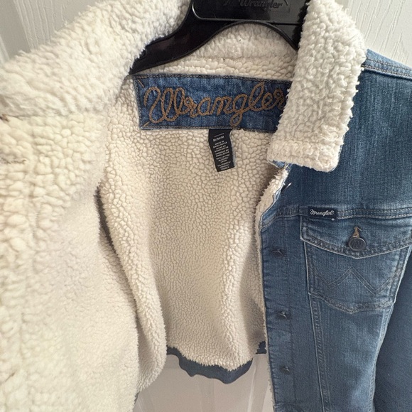 Wrangler Light Blue Denim Jacket with Cream Sherpa - Picture 3 of 4